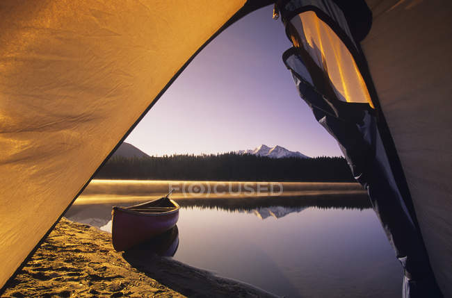 Kanu und Zelt, Bowron Lake Provincial Park, Britisch Columbia, Kanada. — Stockfoto