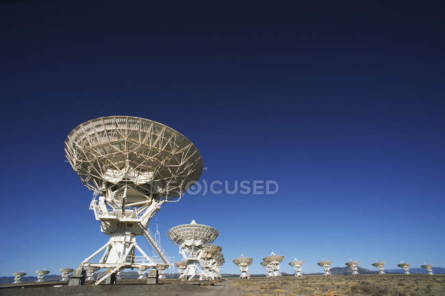 Large array of satellite dishes against blue sky in New Mexico, USA. — Stock Photo