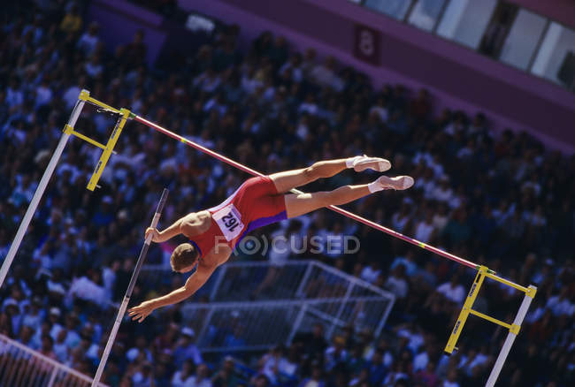 Pole vaulter trying to clear bar, British Columbia, Canadá . - foto de stock