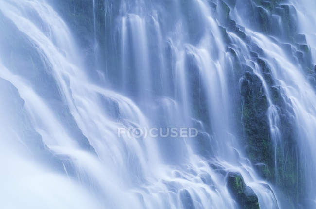 Vista detalhada da água corrente da cachoeira Proxy Falls em Oregon, EUA — Fotografia de Stock