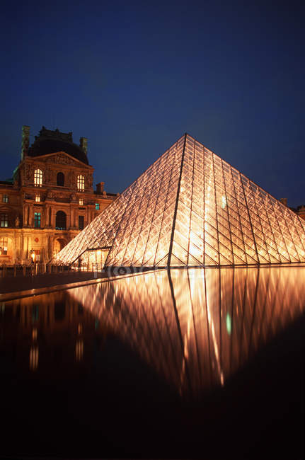 Pyramide du Louvre illuminée la nuit à Paris, France — Photo de stock