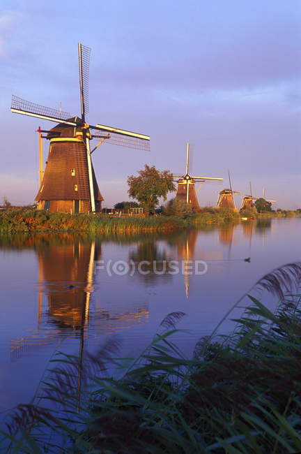 Vecchi mulini a vento lungo il canale d'acqua all'alba a Kinderdijk, Paesi Bassi — Foto stock