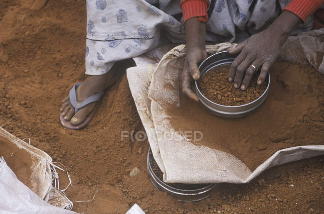 Женщина просеивает почву для строительства кладки, Янтарь, Джайпур, Раджастан, Индия — стоковое фото