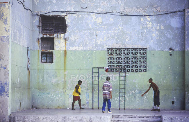 Місцеві хлопчики грають з м'ячем у конкретні області поблизу Малекон Гавана, Куба — стокове фото