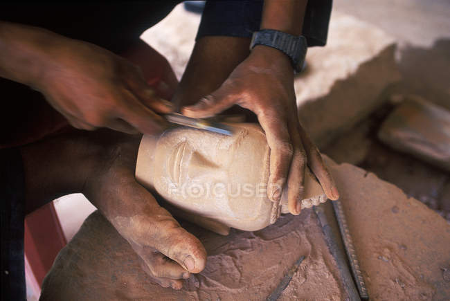 Tête de Bouddha sculpteur artisanal pour le commerce du tourisme, Siem Reap, Cambodge — Photo de stock