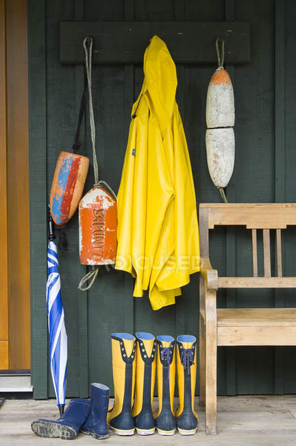 Impermeabili e stivali gialli fuori Middle Beach Lodge, Columbia Britannica, Canada . — Foto stock