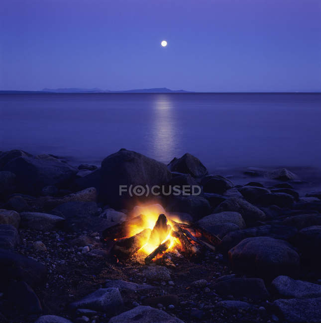 Pleine lune et feu de plage à Savary Island, détroit de Georgia, Colombie-Britannique, Canada . — Photo de stock