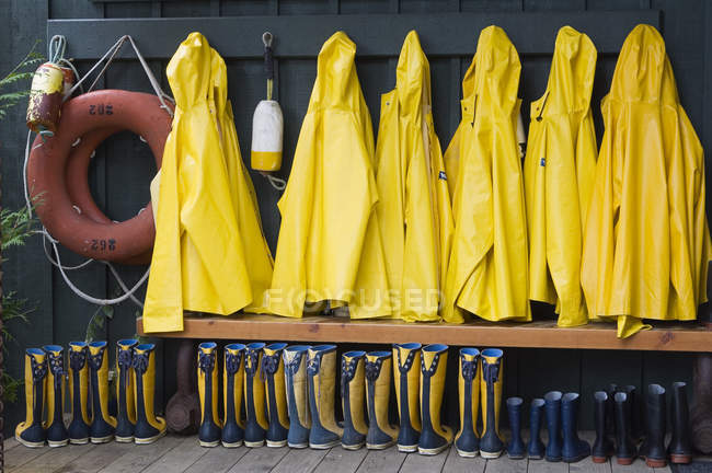 Capas de chuva amarelas e botas fora Middle Beach Lodge, Vancouver Island, British Columbia, Canadá . — Fotografia de Stock