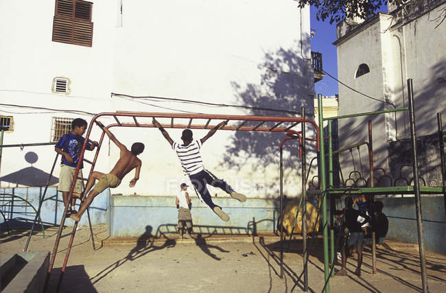Einheimische Kinder haben Spaß auf dem Eckspielplatz in Havanna, Kuba — Stockfoto