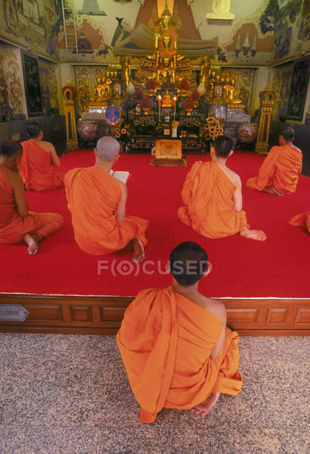 Moines priant dans le monastère de Wat Indrawahim, Bangkok, Thaïlande — Photo de stock