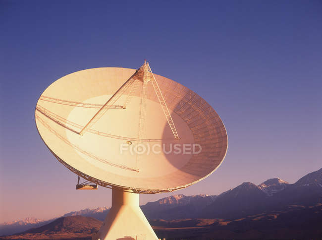 Супутникова антена на Cal Tech станції, Оуенс Valley, Каліфорнія, США — стокове фото