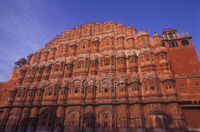 Vista ad angolo basso del Hawa Mahal Palace of The Winds in luce del mattino a Jaipur, India — Foto stock