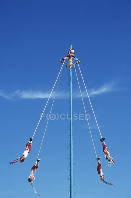 Voladores voadores realizando ritual nativo de Totonac fora de Tulum, Yucatan, México — Fotografia de Stock