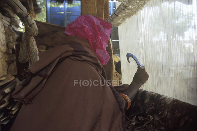 Dorffrau fertigt Rajastani-Teppich auf Webstuhl im Dorf Samode, Rajastan, Indien — Stockfoto