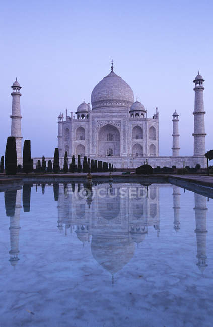 Taj Mahal con reflexión en agua de estanque, Agra, Uttar Pradesh, India - foto de stock