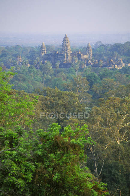 Angkor Wat templo en el paisaje brumoso de Siem Reap, Camboya - foto de stock