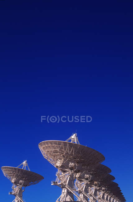 Large array of satellite dishes against blue sky in New Mexico, USA. — Stock Photo