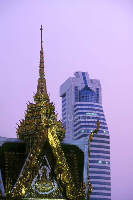 Contraste de antiguo templo y edificio de gran altura en Bangkok, Tailandia
. - foto de stock