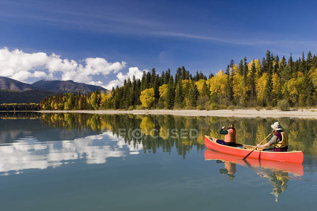 Canoagem de homem e mulher no Bowron Lake Provincial Park, British Columbia, Canadá . — Fotografia de Stock