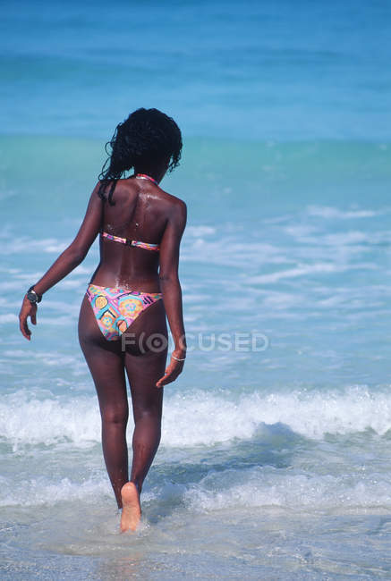 Vista posteriore della donna locale in bikini che entra in acqua di mare, Veradaro, Cuba — Foto stock