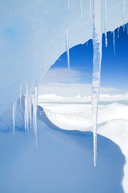 Antarktische Eiszapfen hängen von Eishöhle Schneehügel Insel, Wedell Meer, Antarktis — Stockfoto