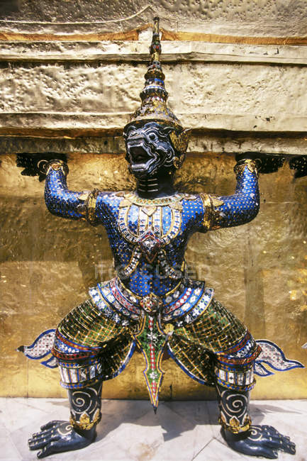 Gran Palacio de Wat Pra Keo estatua decrorativa en Bangkok, Tailandia - foto de stock