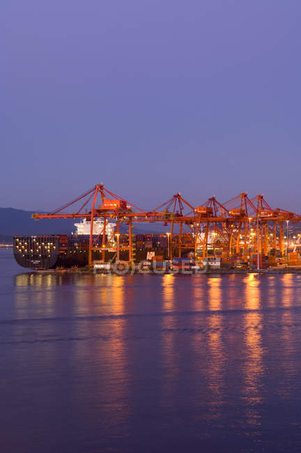 Port de Vancouver et cargo au crépuscule (Colombie-Britannique), Canada
. — Photo de stock