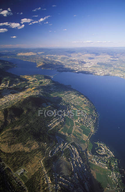 Vista aérea de la ciudad de Kelowna y el lago Okanagan, Columbia Británica, Canadá . - foto de stock