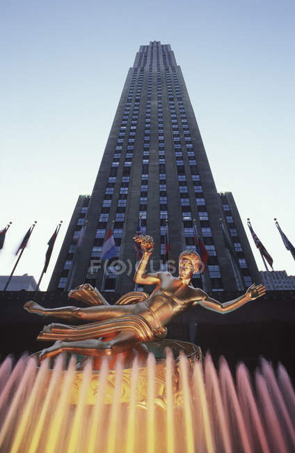 Прометей статую в Рокфеллер-центр в Нью-Йорку, США. — стокове фото
