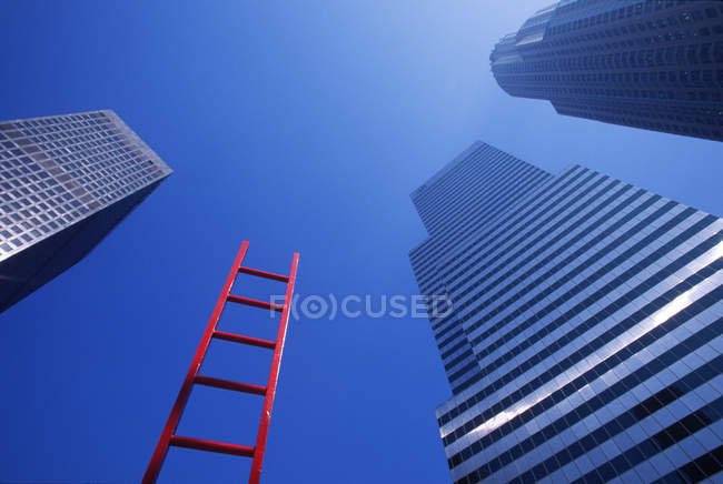 Escada vermelha subindo entre edifícios de arranha-céus no centro de Los Angeles, EUA . — Fotografia de Stock