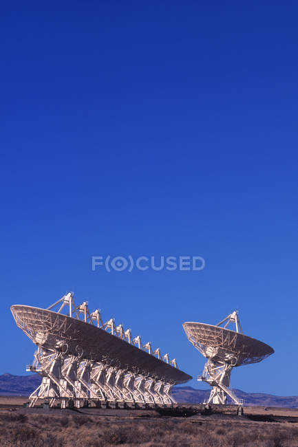 Ampia gamma di antenne satellitari contro il cielo blu nel Nuovo Messico, Stati Uniti
. — Foto stock