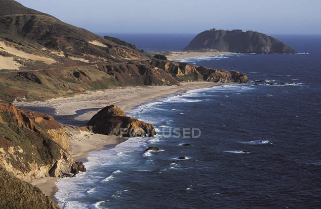 Costa rochosa perto de Big Sur na Califórnia, EUA — Fotografia de Stock