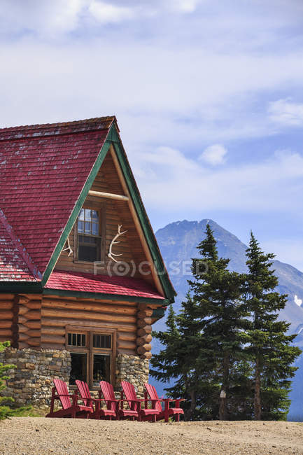 Edificio e sedie del Num-Ti-Jah Lodge, Banff National Park, Alberta, Canada — Foto stock