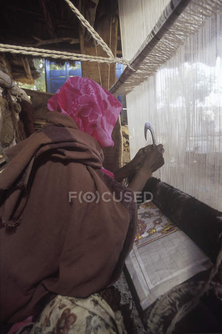 Village woman handmaking Rajastani carpet on loom, Samode, Rajastan, India — Stock Photo