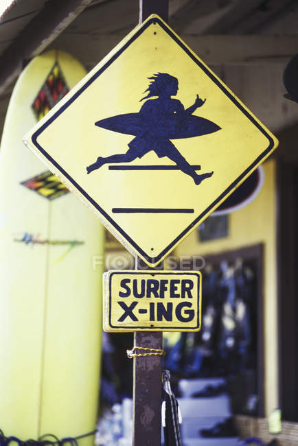 Surfer x-ing Schild bei traditionellem amerikanischen Surfshop — Stockfoto