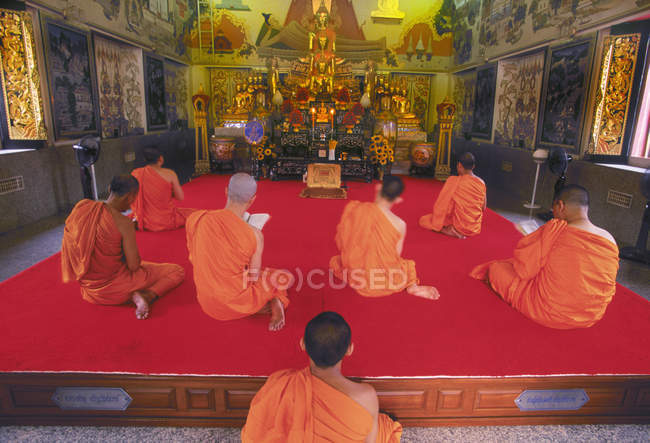 Monaci che pregano nel monastero di Wat Indrawahim, Bangkok, Thailandia — Foto stock