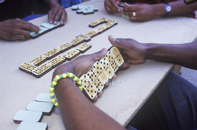 Hombres jugando dominó en la calle . - foto de stock