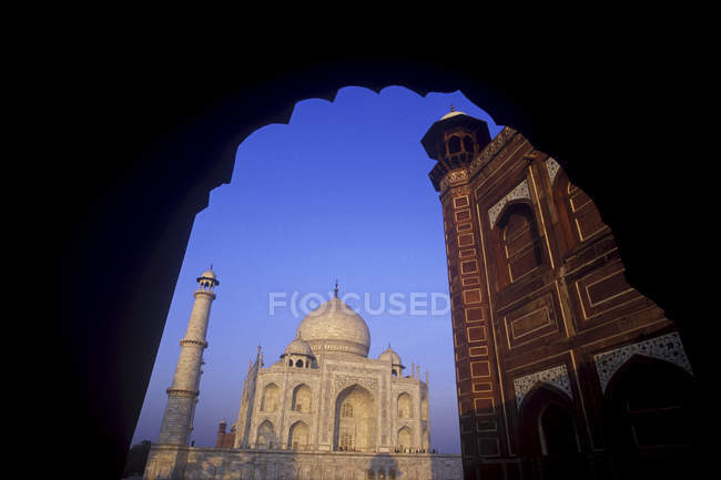 Taj Mahal incorniciato da arco in Agra, Uttar Pradesh, India — Foto stock