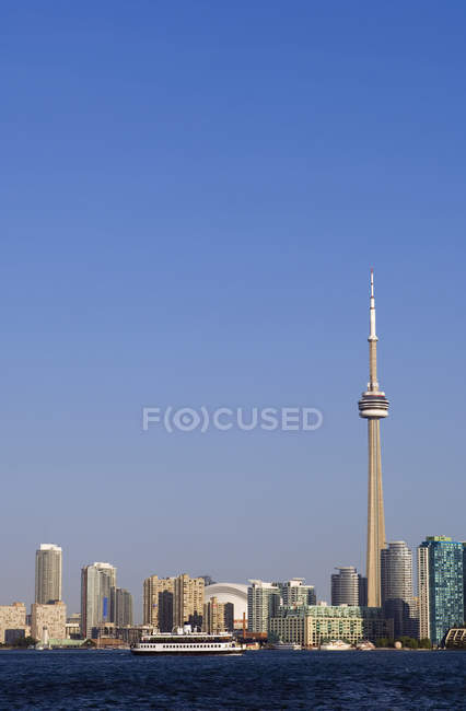 Skyline view and ferry across Lake Ontario in Toronto, Ontario, Canada — Stock Photo