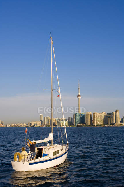 Міські горизонти через озеро Онтаріо з Торонто острова Торонто, Онтаріо, Канада. — стокове фото