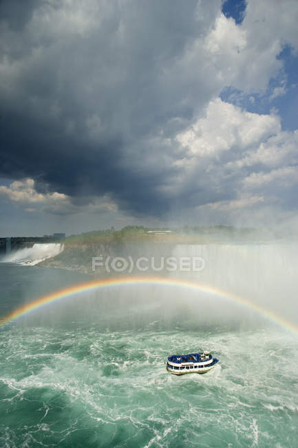 Tour in barca sotto arcobaleno da Horseshoe Falls, Cascate del Niagara, Ontario, Canada
. — Foto stock