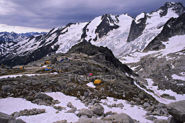 Tende per arrampicatori al campo di Appleby nel Bugaboo Glacier Provincial Park, Columbia Britannica, Canada — Foto stock