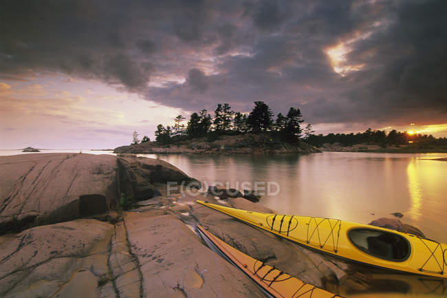 Sunset scene with kayaks on shore, Chikanishing Creek, Georgian Bay, Killarney Provincial Park, Ontario, Canada. — Stock Photo