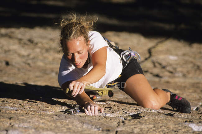 Woman climbing on Red Tail Wall, Skaha Bluffs, Penticton, British Columbia, Canada. — Stock Photo