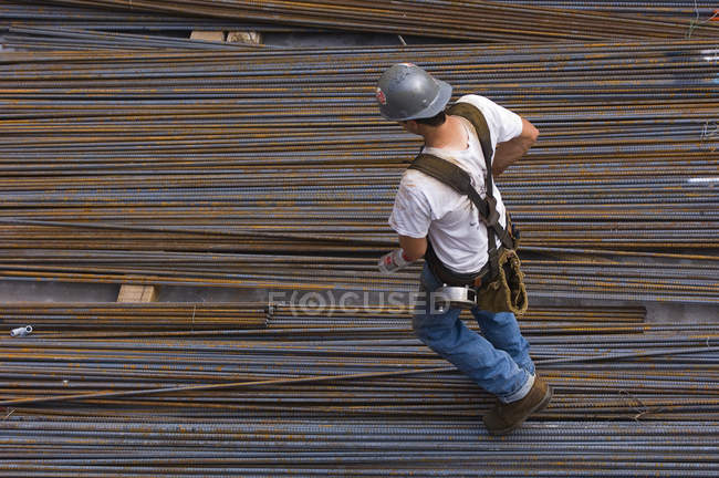 Строительная площадка с рабочим на платформе, Ванкувер, Британская Колумбия, Канада . — стоковое фото