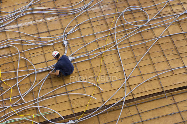 Sitio de construcción con el trabajador en la plataforma del sitio, Vancouver, Columbia Británica, Canadá . - foto de stock