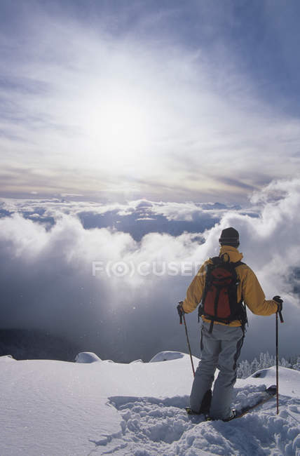 Man back country ski on Mount Mackenzie, Revelstoke, Columbia Británica, Canadá . - foto de stock