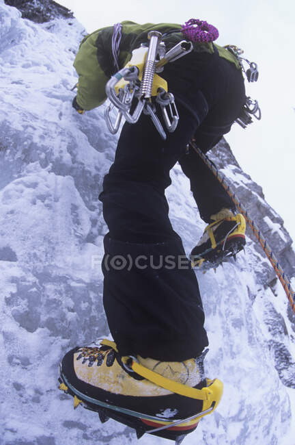 Uomo arrampicata su ghiaccio a Kananaskis, Alberta, Canada. — Foto stock