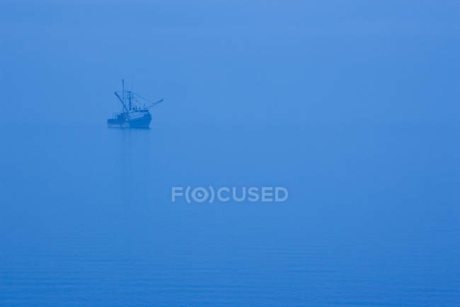 Scallop-dragger in Annapolis Basin in mist, Digby, Nova Scotia, Canada. — Stock Photo