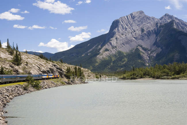 Treine ao lado do rio Athabasca em montanhas rochosas canadenses perto de Jasper em Alberta, Canadá — Fotografia de Stock